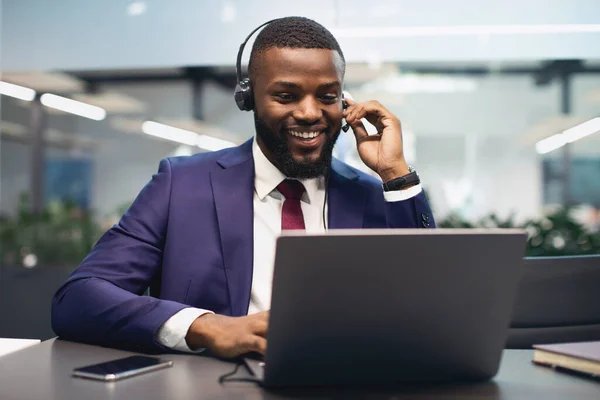 Vrolijk Afrikaans amerikaanse manager met video call op kantoor — Stockfoto