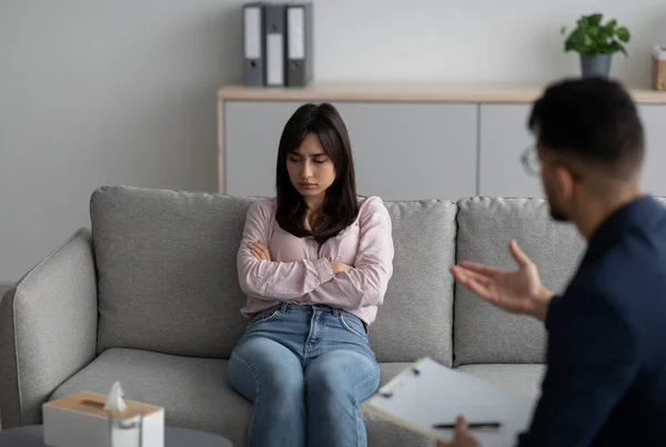 Asistencia psicológica, tratamiento y apoyo. Mujer árabe que sufre de depresión, escuchar consejos psicólogos —  Fotos de Stock