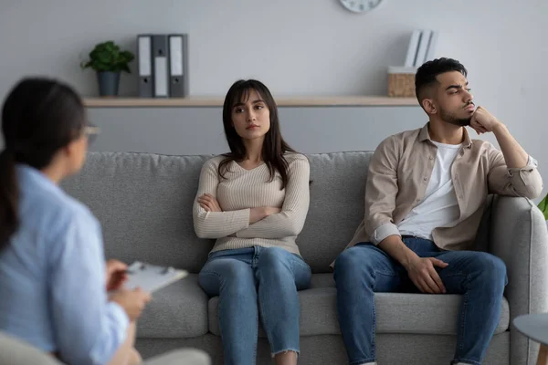Unhappy arab spouses sitting at therapy session at marriage councellors office, discussing their relationship problems — Stock Photo, Image