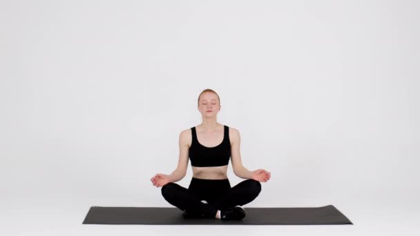 瑜伽课。和平的年轻女子在演播室里静坐着沉思 — 图库视频影像