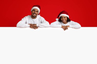 Sevgi dolu siyah çift boş yatay reklam panosuna yaslanıyor.