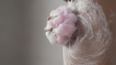 Vücut hijyeni. Tanınmayan siyah kadın kendini duşta yıkıyor, karnını sünger ve jöle ile yıkıyor, boş bir yer.