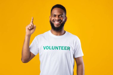 Afrikalı Amerikalı Gönüllü Adam Sarı Arkaplanı Parmakla Gösteriyor
