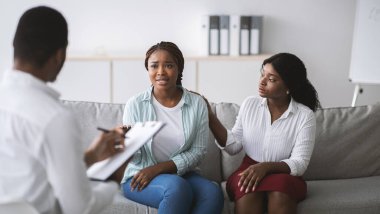 Siyahi erkek psikolog, panorama kliniğinde milenyum LGBT çiftine danışmanlık yapıyor. Evlilik danışmanlığı konsepti