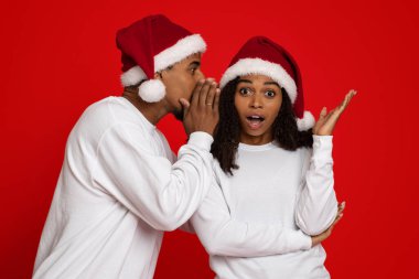 Siyah adam duygusal kız arkadaşıyla sırlarını paylaşıyor.