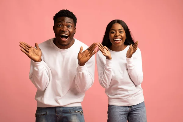 Emotionales schwarzes Paar gestikuliert gemeinsam auf rosa Hintergrund — Stockfoto