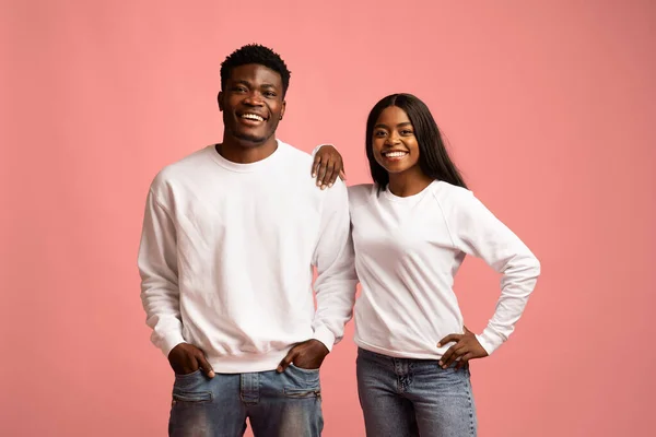 Atractivo afroamericano millennial hombre y mujer posando juntos — Foto de Stock