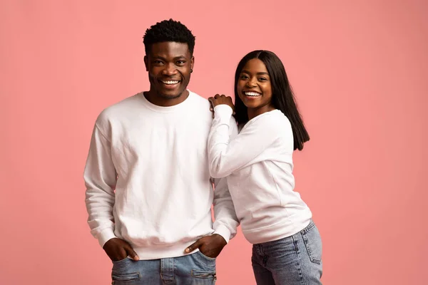 Carino afro americano amanti posa insieme su rosa studio sfondo — Foto Stock