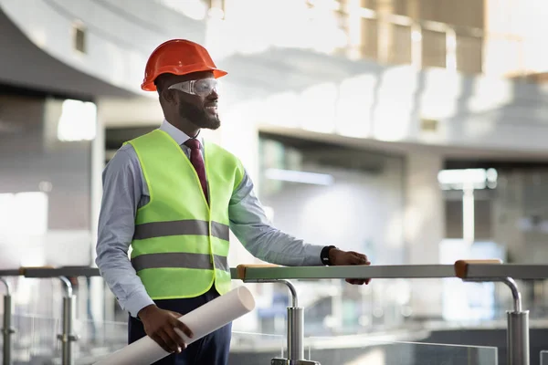 Smiling african american architect visiting building site — Stock Photo, Image