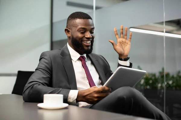 Feliz hombre de negocios negro que tiene chat de vídeo, utilizando la tableta digital — Foto de Stock