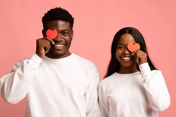 Bonito casal afro-americano celebrando o Dia de São Valentim juntos — Fotografia de Stock