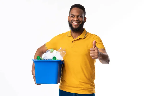 Schwarzer Kerl zeigt sich wie ein Eimer mit Recycling-Symbol, Studio — Stockfoto
