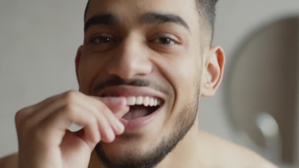 Concepto de salud dental. Joven hombre de Oriente Medio comprobando la fuerza de sus dientes en la mañana, espejo retrato pov — Vídeos de Stock
