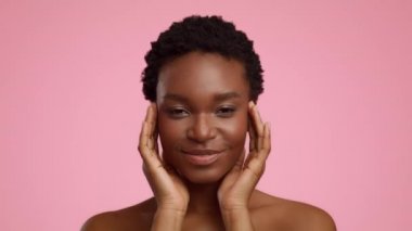 Pembe Arkaplan Üzerine Masaj Yapan Afro-Amerikan Kadın