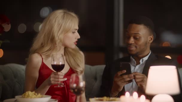 Vrouw vangen echtgenoot op ontrouw terwijl hij sms 't in restaurant — Stockvideo