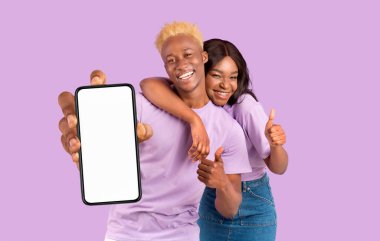 Siyah çift boş akıllı telefon ekranı ve başparmakları gösteriyor