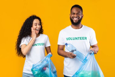 Çok Kültürlü Gönüllüler Çöp Torbasında Plastik Şişe Topluyor, Stüdyo Çekimi