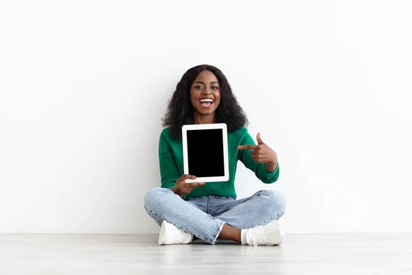 매력적 인 흑인 여성, 빈 화면 이 있는 현대식 디지털 태블릿을 보여 주는 모습 — 스톡 사진