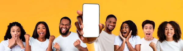 Gente feliz mostrando blanco pantalla vacía del teléfono inteligente y gesto sí — Foto de Stock