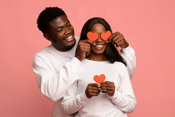 Handsome black guy making surprise for girlfriend on Valentine — Foto Stock