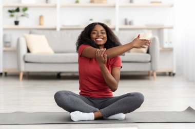 Mutlu atletik zenci kadın evinde uzanıyor.