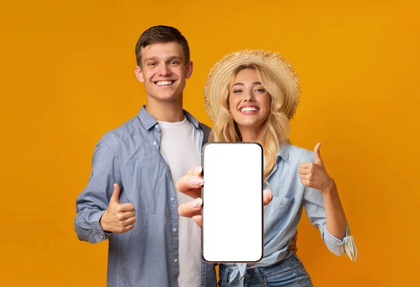 Ζευγάρι δείχνει λευκό κενό οθόνη smartphone και χειρονομίες σαν — Φωτογραφία Αρχείου