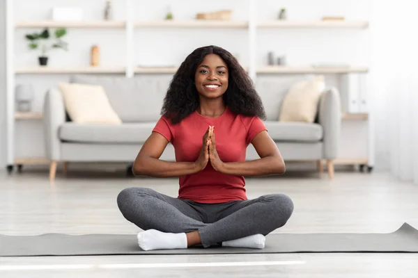 Rahat Afro-Amerikan kadın evde meditasyon yapıyor. — Stok fotoğraf