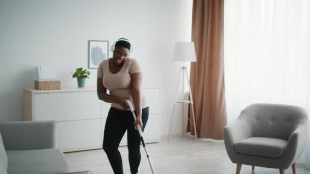 Africano mulher Mopping andar e dançar se divertindo em casa — Vídeo de Stock