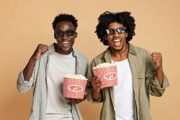 Cinema Fun. Two Cheerful Black Guys In 3d Glasses Holding Popcorn Buckets — Stockfoto