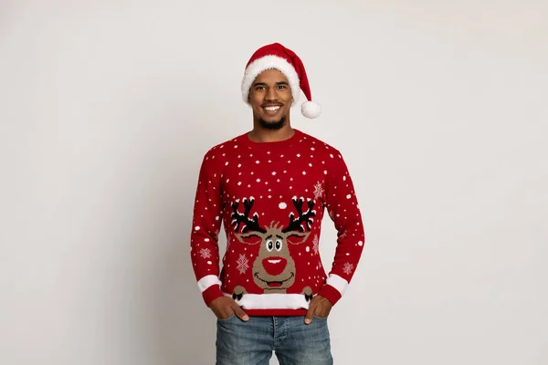 Gelukkig zwart guy in Santa hoed en trui met herten — Stockfoto