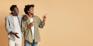 Şuna bak. İki Afrikalı Uzayın Kopyalama Alanına Bakıyor ve İşaret Ediyor