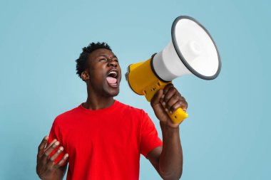 Mavi Arkaplanda Megafonla Bağıran Duygusal Afrikalı Amerikalı Adamın Portresi