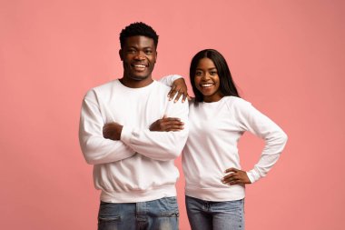 Pozitif çekici siyah çift pembe sarılıyorlar.