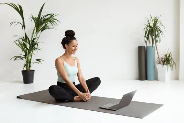 Formación en línea. Sonriendo Deportiva Femenina Practicando Yoga Frente a Portátil —  Fotos de Stock