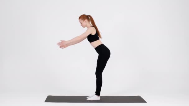 Entrenamiento de mujer joven deportiva en el estudio, haciendo medio ejercicio de flexión hacia adelante — Vídeos de Stock