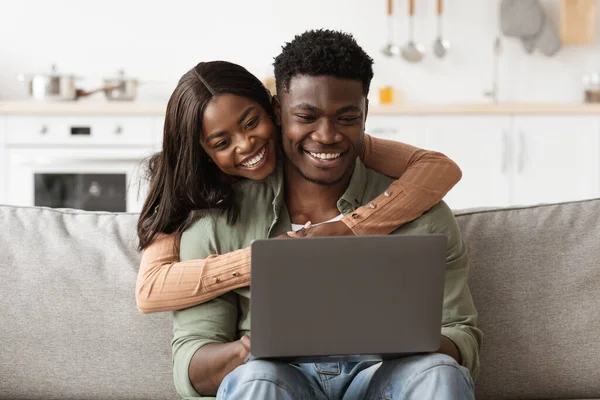 Closeup of african american family using computer at home — Foto Stock