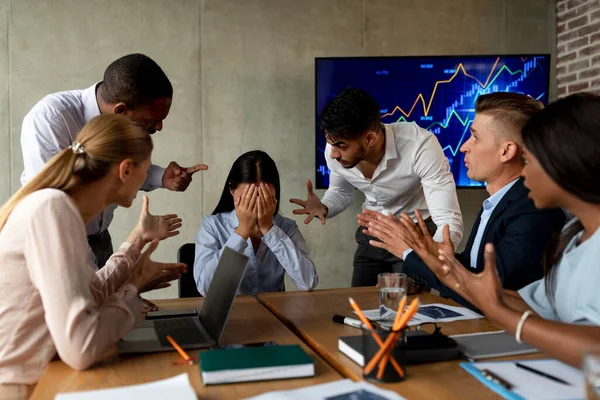 Bullying en el trabajo. agresivos compañeros de trabajo gritando a estresado asiático mujer en oficina — Foto de Stock