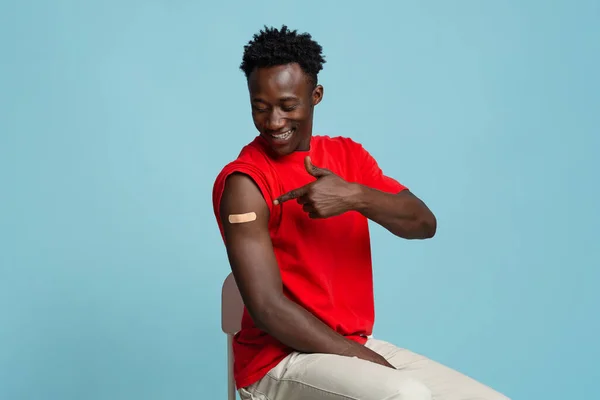 Covid-19 Vaccination. Black Man Pointing At Arm After Receiving Coronavirus Vaccine Injection — Stockfoto