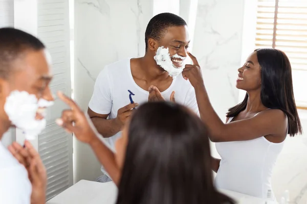 Happy Black Couple Having Fun While Getting Ready Together In Bathroom, — Stok Foto