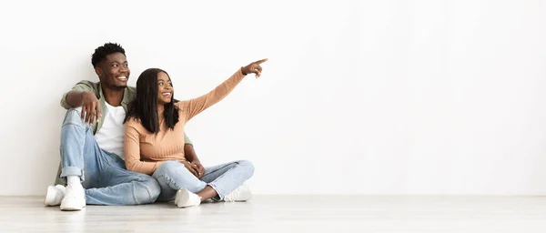 Cheerful african american couple pointing at copy space — Foto Stock