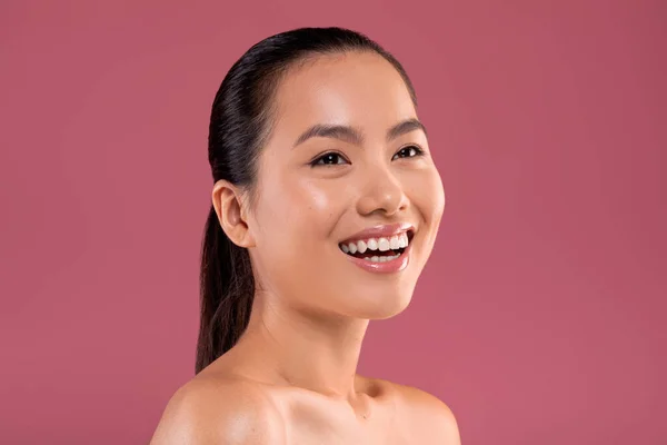 Closeup of topless pretty japanese woman on purple studio background — Zdjęcie stockowe