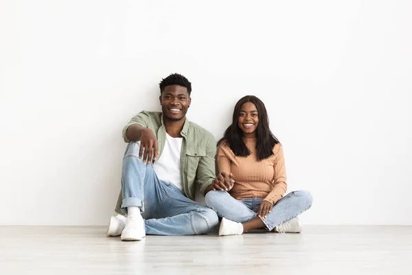 Happy black lady bonding with her happy boyfriend, white background — Foto Stock