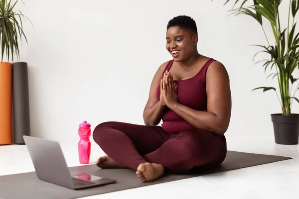 Happy fat athletic black woman attending online yoga class —  Fotos de Stock