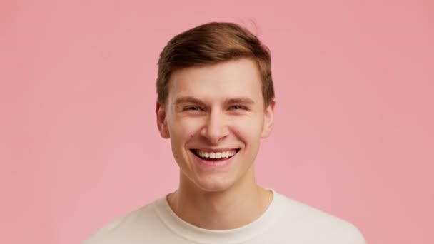 Man Smiling And Laughing Looking At Camera Over Pink Background — Wideo stockowe