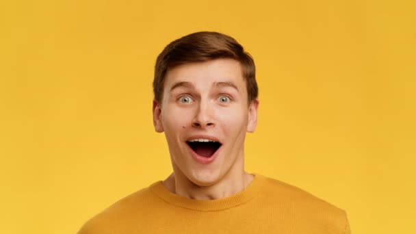 Guy Opening Mouth Looking At Camera In Amazement, Yellow Background — Video Stock