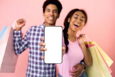 Model için boş akıllı telefon ekranı gösteren siyah çift