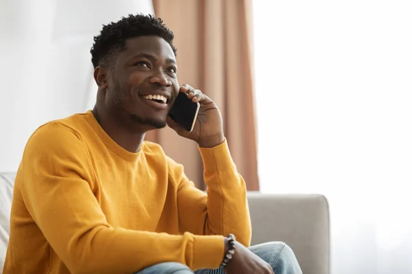 Hezký africký americký mladý muž s telefonem konverzace s přítelkyní — Stock fotografie