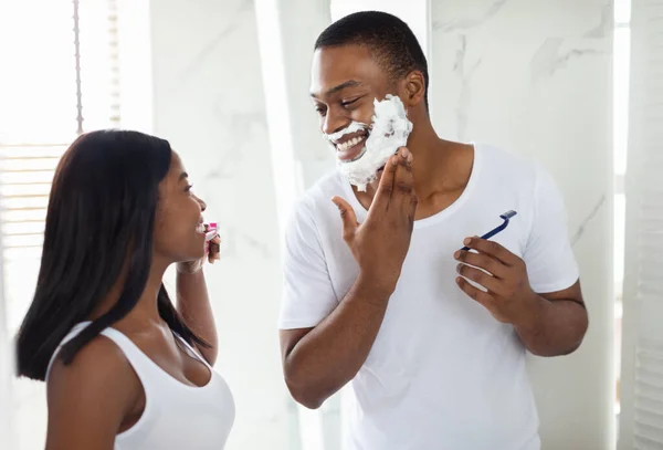 Portrait Of Happy Black Couple Getting Ready In Bathroom In The Morning — ストック写真