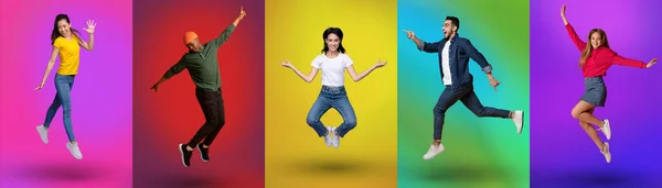 Interracial ungdomar i casual kläder hoppa och ha kul på neon färg studio bakgrunder, panorama — Stockfoto