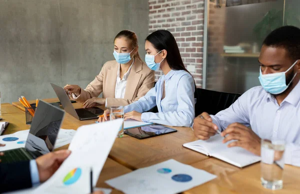 Gente de negocios en la cara protectora máscaras tener reunión corporativa en la oficina — Foto de Stock